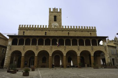 Offida, İtalya 'nın Marche kentindeki Ascoli Piceno eyaletinin tarihi bir kasabasıdır. Ana meydan.