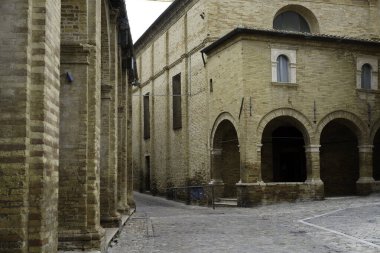 Offida, İtalya 'nın Marche kentindeki Ascoli Piceno eyaletinin tarihi bir kasabasıdır. Ana meydan, Portico