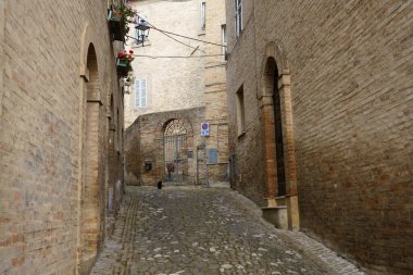 Fermo, Marche, İtalya: tarihi şehirde eski binalar