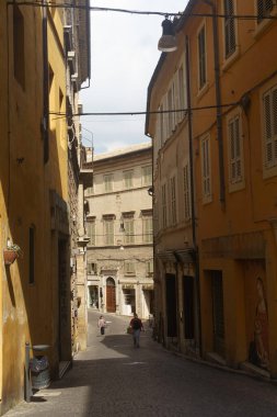 Fermo, Marche, İtalya: tarihi şehirde eski binalar