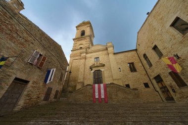 Monterubbiano, Fermo eyaletinin ünlü ortaçağ köyü, Marche, İtalya