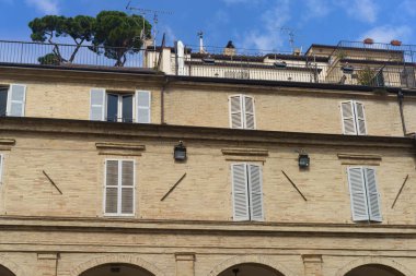 Fermo, Marche, İtalya: tarihi şehirde eski binalar