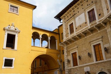 Fermo, Marche, İtalya: tarihi şehirde eski binalar