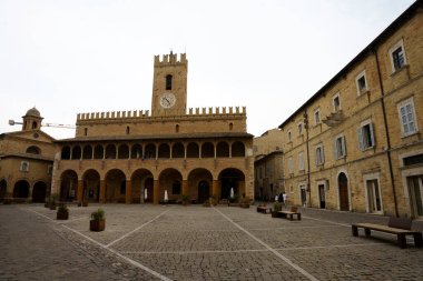 Offida, İtalya 'nın Marche kentindeki Ascoli Piceno eyaletinin tarihi bir kasabasıdır. Ana meydan.