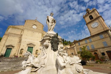 Porto San Giorgio, Fermo ili, Marche, İtalya: Sabah tarihi binalar