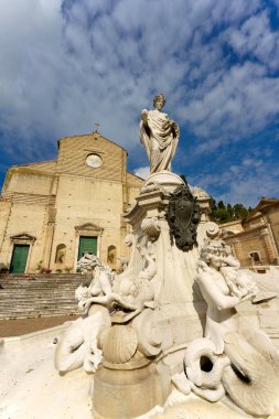 Porto San Giorgio, Fermo ili, Marche, İtalya: Sabah tarihi binalar