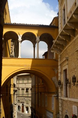 Fermo, Marche, İtalya: tarihi şehirde eski binalar