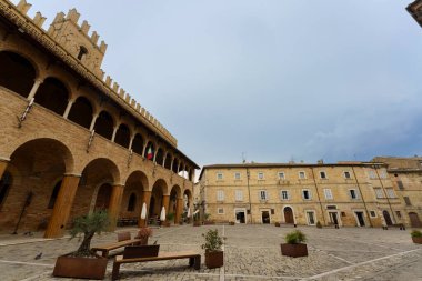 Offida, İtalya 'nın Marche kentindeki Ascoli Piceno eyaletinin tarihi bir kasabasıdır. Ana meydan.