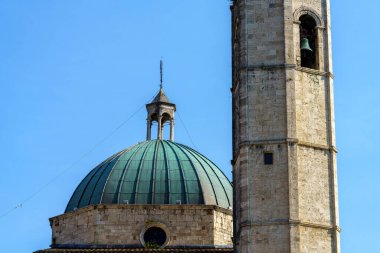Ascoli Piceno, Marche, İtalya: Sabaha tarihi binalar. Piazza del Popolo, şehrin ana meydanı.