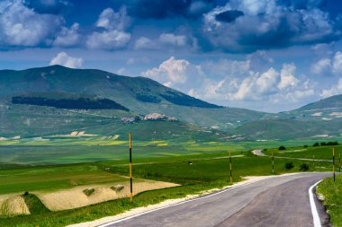 Piano Grande di Castelluccio di Norcia, Perugia ili, Umbria, İtalya, Monti Sibillini doğal parkındaki dağ ve kırsal alan