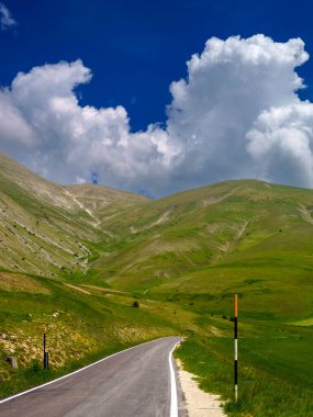 Piano Grande di Castelluccio di Norcia, Perugia ili, Umbria, İtalya, Monti Sibillini doğal parkındaki dağ ve kırsal alan