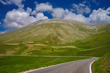 Piano Grande di Castelluccio di Norcia, Perugia ili, Umbria, İtalya, Monti Sibillini doğal parkındaki dağ ve kırsal alan