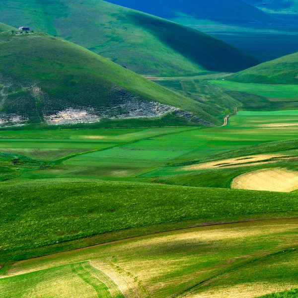 ピアノ グランデ カステルッチョ ノルチャ ペルージャ州 ウンブリア イタリア モンティ シビリーニ自然公園の山と農村風景 — ストック写真