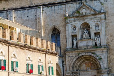 Ascoli Piceno, Marche, İtalya: Sabaha tarihi binalar. Piazza del Popolo, şehrin ana meydanı.