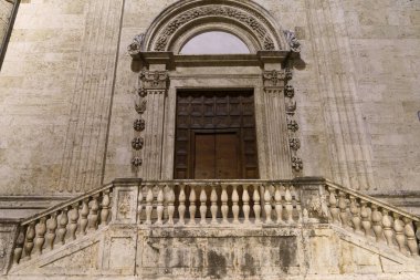Ascoli Piceno, Marche, İtalya: Geceleyin tarihi binalar