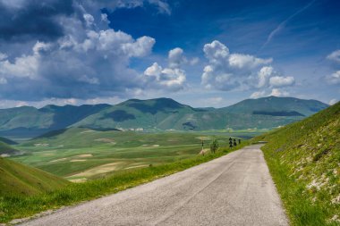 Piano Grande di Castelluccio di Norcia, Perugia ili, Umbria, İtalya, Monti Sibillini doğal parkındaki dağ ve kırsal alan