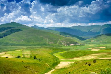 Piano Grande di Castelluccio di Norcia, Perugia ili, Umbria, İtalya, Monti Sibillini doğal parkındaki dağ ve kırsal alan
