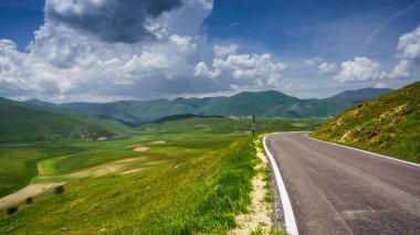 Piano Grande di Castelluccio di Norcia, Perugia ili, Umbria, İtalya, Monti Sibillini doğal parkındaki dağ ve kırsal alan