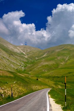 Piano Grande di Castelluccio di Norcia, Perugia ili, Umbria, İtalya, Monti Sibillini doğal parkındaki dağ ve kırsal alan