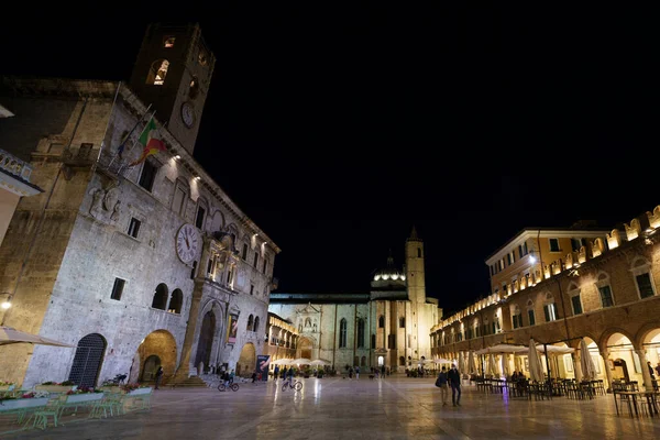 Ascoli Piceno Marche Ιταλία Ιστορικά Κτίρια Νύχτα Piazza Del Popolo — Φωτογραφία Αρχείου