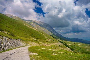 Ascoli Piceno ili, Marche, İtalya: Haziran ayında Forca di Presta ve Piano di Castelluccio di Norcia yolu boyunca dağ manzarası