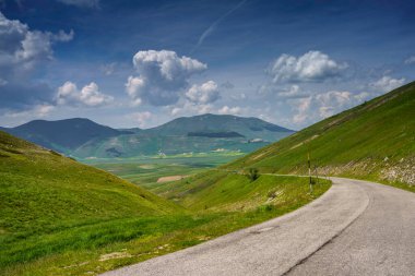 Ascoli Piceno ili, Marche, İtalya: Haziran ayında Forca di Presta ve Piano di Castelluccio di Norcia yolu boyunca dağ manzarası