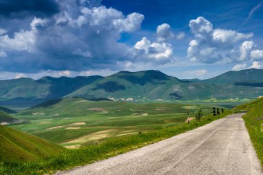 Piano Grande di Castelluccio di Norcia, Perugia ili, Umbria, İtalya, Monti Sibillini doğal parkındaki dağ ve kırsal alan