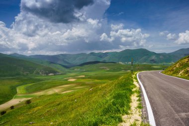 Piano Grande di Castelluccio di Norcia, Perugia ili, Umbria, İtalya, Monti Sibillini doğal parkındaki dağ ve kırsal alan