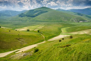 Piano Grande di Castelluccio di Norcia, Perugia ili, Umbria, İtalya, Monti Sibillini doğal parkındaki dağ ve kırsal alan