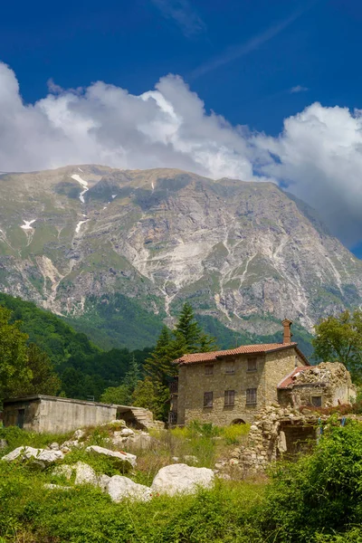 Arquata del Tronto, İtalya 'nın Marche kentindeki Ascoli Piceno şehrindeki depremde hasar gören eski köy.