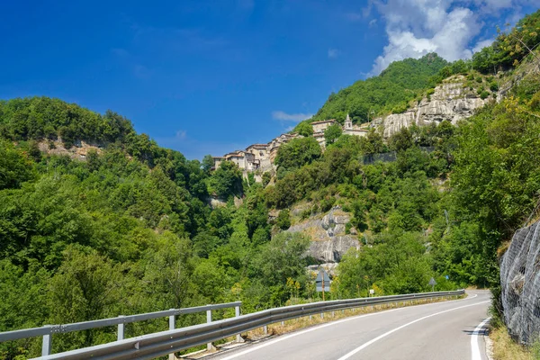 Baharda İtalya 'nın Marche kentindeki Ascoli Piceno eyaletindeki eski Salaria yolu üzerindeki manzara. Bir köy.