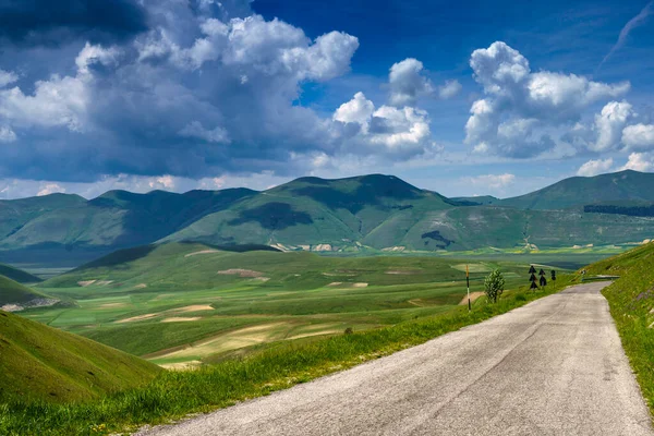 Piano Grande di Castelluccio di Norcia, Perugia ili, Umbria, İtalya, Monti Sibillini doğal parkındaki dağ ve kırsal alan
