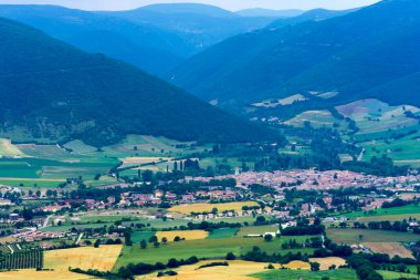 Baharda Norcia 'dan Forca Canapine, Perugia, Umbria, İtalya' ya giden yol boyunca manzara