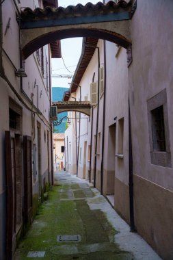 Norcia, Perugia ili, Umbria, İtalya: kemerli tipik eski sokak