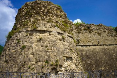 Cittaducale, Rieti ili, Lazio, İtalya: Ortaçağ köyü duvarlarla çevrili