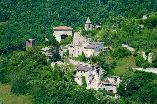 春には ノルチャからシッタレアーレ ペルージャ州 ウンブリア イタリアへの道に沿って農村風景 地震で破壊された村 — ストック写真