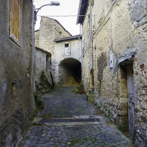 Assergi, L Aquila, Abruzzo, İtalya: Depremden zarar gören tipik bir dağ köyü