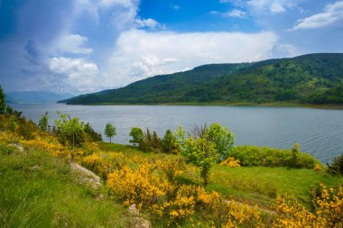 Campotosto Gölü, L Aquila ili, Abruzzo, İtalya, baharda