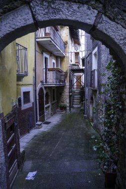 Assergi, L Aquila, Abruzzo, İtalya: Depremden zarar gören tipik bir dağ köyü