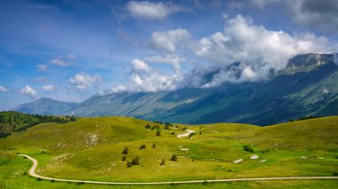 İtalya 'nın Abruzzo kentindeki Gran Sasso Doğal Parkı' ndaki dağ manzarası, baharda (Haziran))