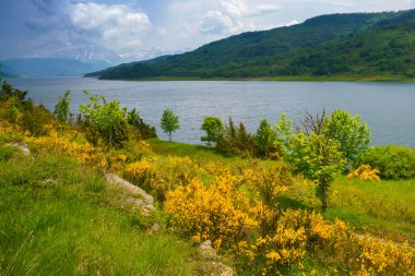 Campotosto Gölü, L Aquila ili, Abruzzo, İtalya, baharda