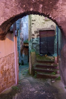 Assergi, L Aquila, Abruzzo, İtalya: Akşamki depremde hasar gören tipik bir dağ köyü