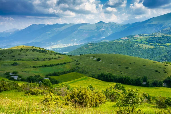 İlkbaharda Norcia 'dan Cittareale, Perugia, Umbria, İtalya' ya giden yol boyunca kırsal alan