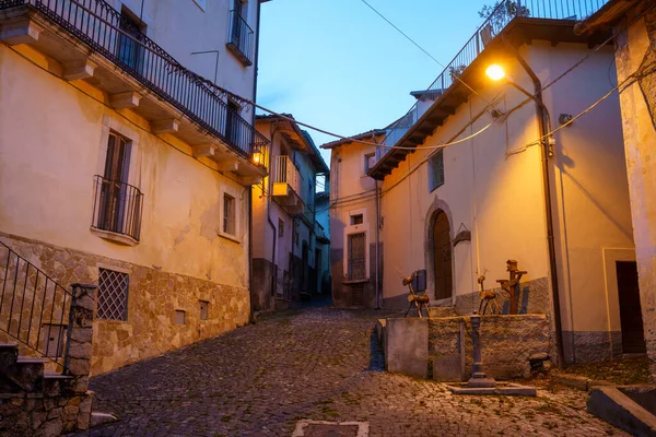 Assergi, L Aquila, Abruzzo, İtalya: Akşamki depremde hasar gören tipik bir dağ köyü