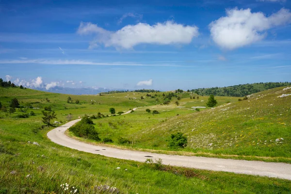 İtalya 'nın Abruzzo kentindeki Gran Sasso Doğal Parkı' ndaki dağ manzarası, baharda (Haziran))