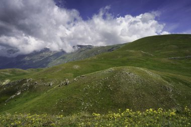 İtalya 'nın Abruzzo kentindeki Gran Sasso Doğal Parkı' ndaki dağ manzarası, baharda (Haziran))