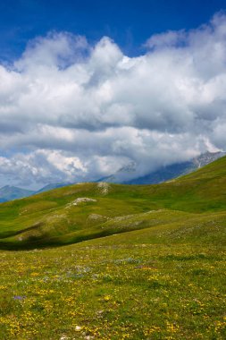 İtalya 'nın Abruzzo kentindeki Gran Sasso Doğal Parkı' ndaki dağ manzarası, baharda (Haziran))