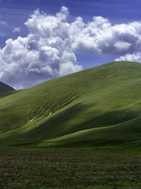 İtalya 'nın Abruzzo kentindeki Gran Sasso Doğal Parkı' ndaki dağ manzarası, baharda (Haziran))