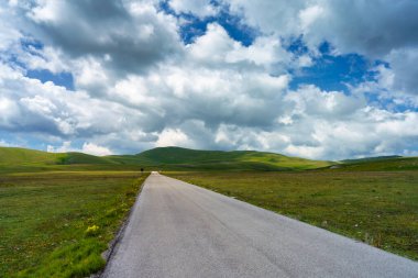 İtalya 'nın Abruzzo kentindeki Gran Sasso Doğal Parkı' ndaki dağ manzarası, baharda (Haziran))