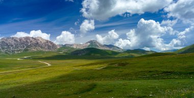 İtalya 'nın Abruzzo kentindeki Gran Sasso Doğal Parkı' ndaki dağ manzarası, baharda (Haziran))